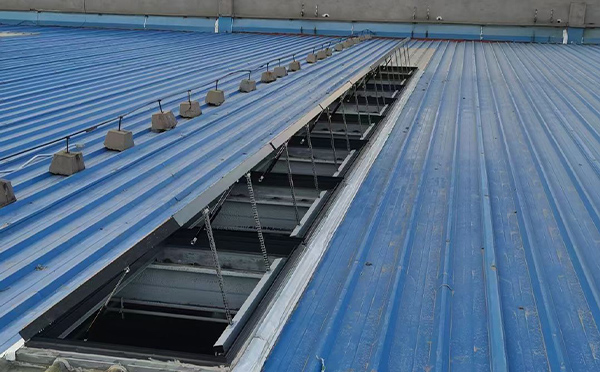 某城市大型商业综合体中庭合水排烟窗工程